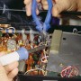 Utilizzo delle pinze combinate LUX Classic (120mm) per saldare su un circuito stampato.