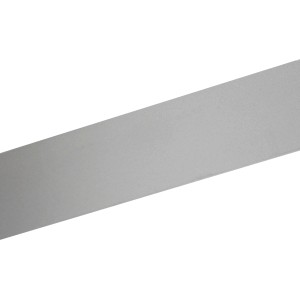 Primo piano: Tubo tondo in alluminio anodizzato, diametro 2 cm, lunghezza 100 cm.