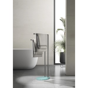 Portasciugamani moderno con base in vetro e asciugamani in bagno.