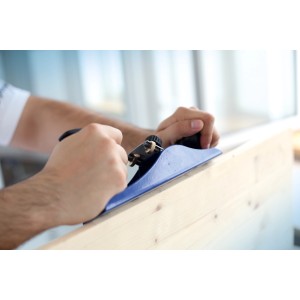 Pialla in metallo LUX Classic 235 mm in uso su legno, pialle e scalpelli.