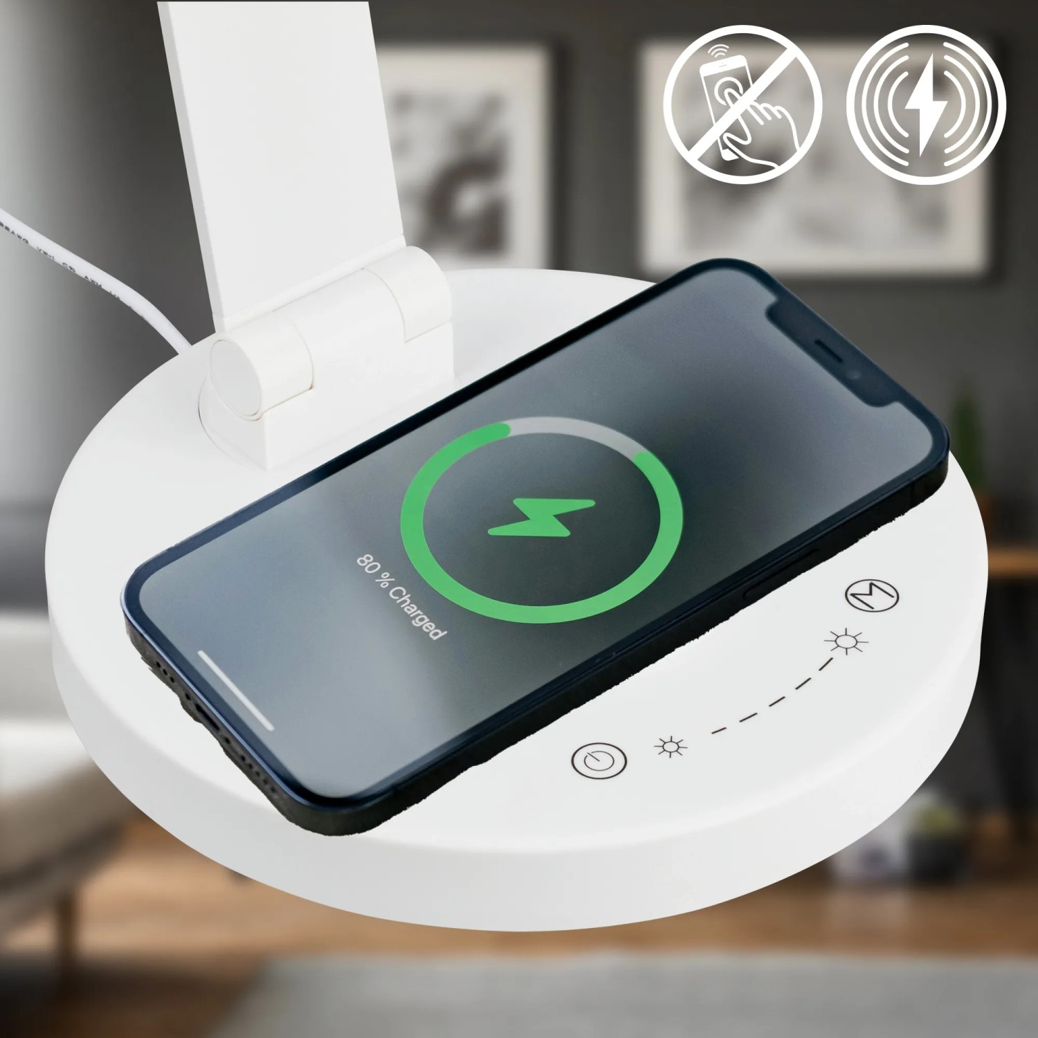 Lampada da scrivania a LED bianca Brilo Cuma con stazione di ricarica induttiva e smartphone.