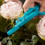 Cesoie per rose Gardena tagliano stelo di rosa in giardino. Cesoie da giardino con funzione di presa.