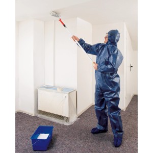 Uomo dipinge il soffitto con rullo, protetto dalla tuta da imbianchino LUX XL.