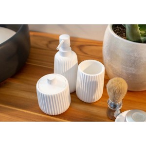 Set WC bianco con dispenser sapone, bicchiere e contenitore con coperchio.