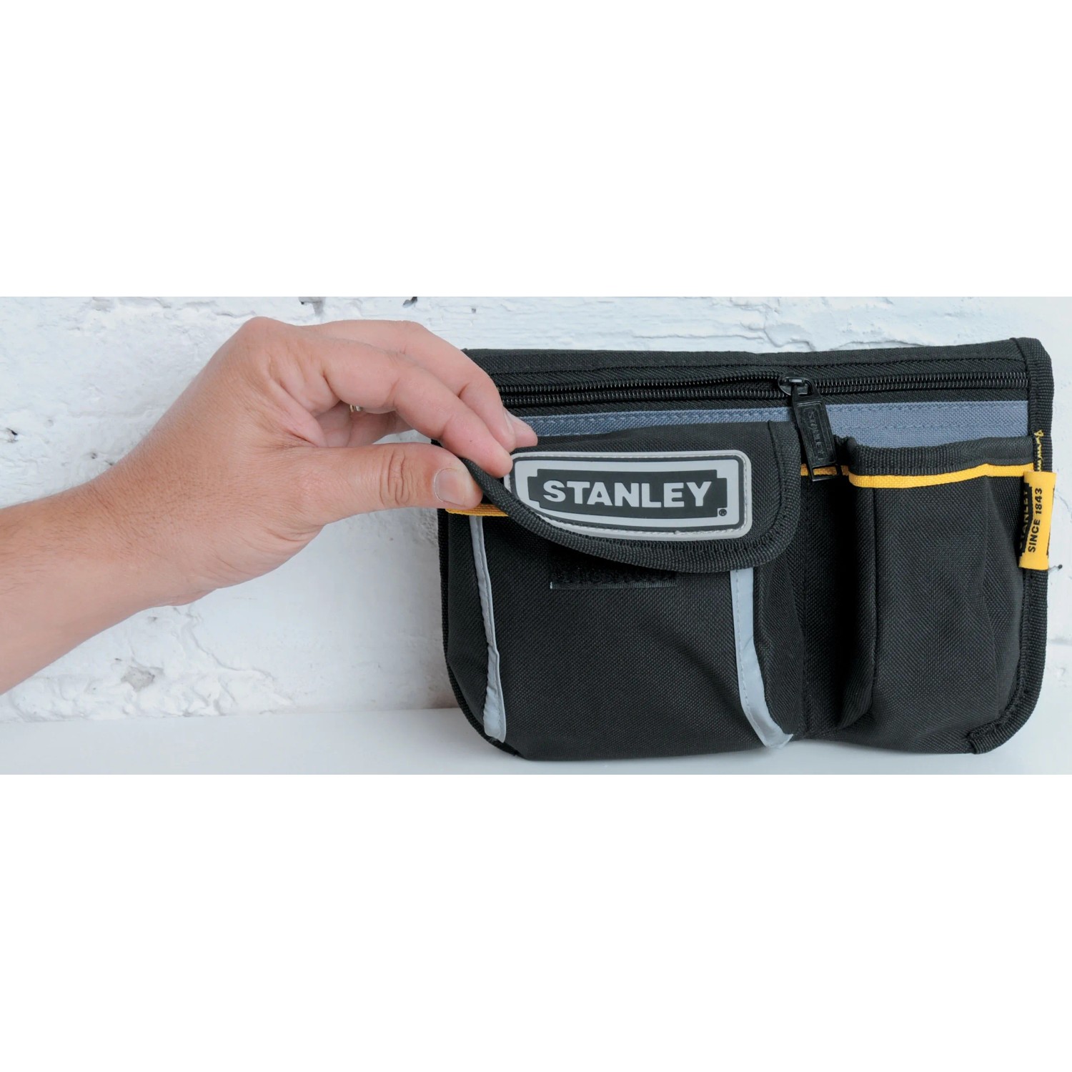 Marsupio da cintura Stanley Mini 1-96-179 in nylon, con zip e retro imbottito.