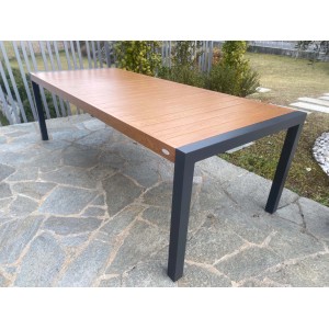Tavolo da giardino rettangolare t.b.t. con effetto legno e struttura in metallo grigio.