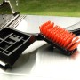 Spazzola per griglia Char-Broil Cool Clean Premium con raschietto e gancio per griglie.