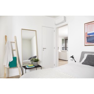 Condizionatore t.b.t. in camera da letto con specchio e scala.