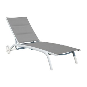 Lettino prendisole t.b.t. grigio con ruote e struttura bianca. Relax in giardino.