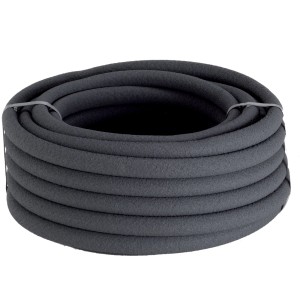 Tubo per irrigazione t.b.t. grigio arrotolato. Robusto e flessibile per l'irrigazione del giardino.