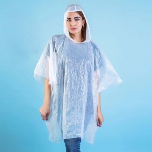 Poncho antipioggia trasparente con cappuccio per attività all'aperto.