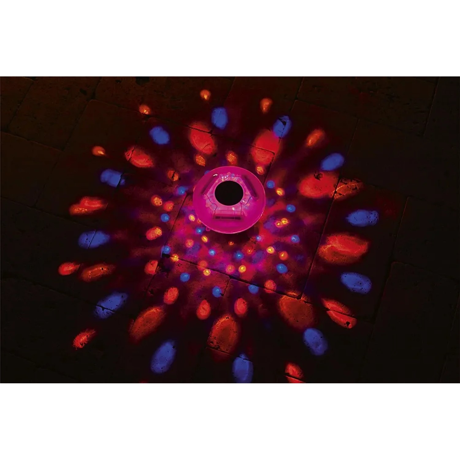 Luce solare a LED Flowclear per piscina con cambio colore, che crea un motivo di luci rosse e blu.