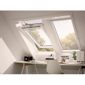 Finestra a bilico VELUX F04 in plastica, aperta in pendenza sopra la scrivania.