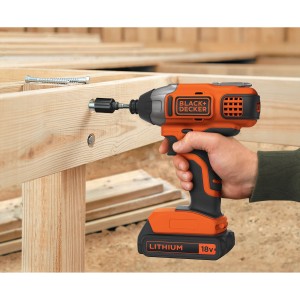 Avvitatore a impulsi Black+Decker che avvita nel legno.