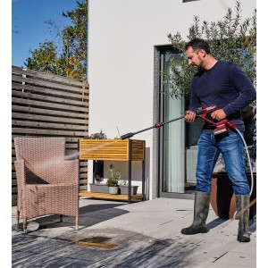 Idropulitrice a batteria Einhell Hypresso 18/24-1 in uso per pulire mobili da giardino.