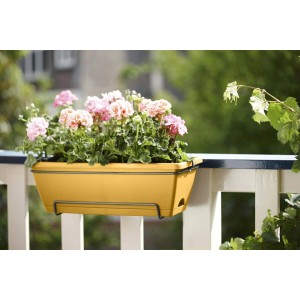 Fioriera da esterno t.b.t. gialla con gerani rosa su ringhiera del balcone.