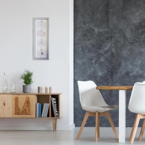 Collage di cornici strette e grigie con foto su una parete.