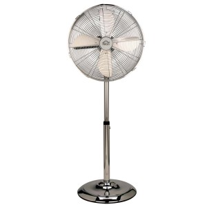 Ventilatore da terra color argento con tre pale e base rotonda.