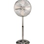 Ventilatore da terra color argento con tre pale e base rotonda.
