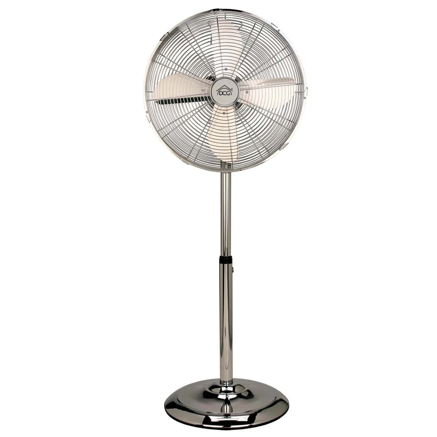 Ventilatore da terra color argento con tre pale e base rotonda.