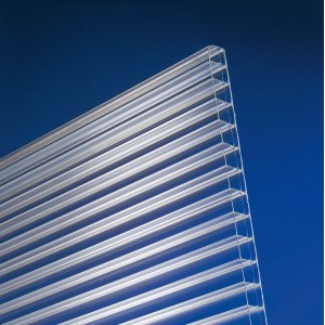 Lastra di plastica/ondulata trasparente t.b.t. su sfondo blu.