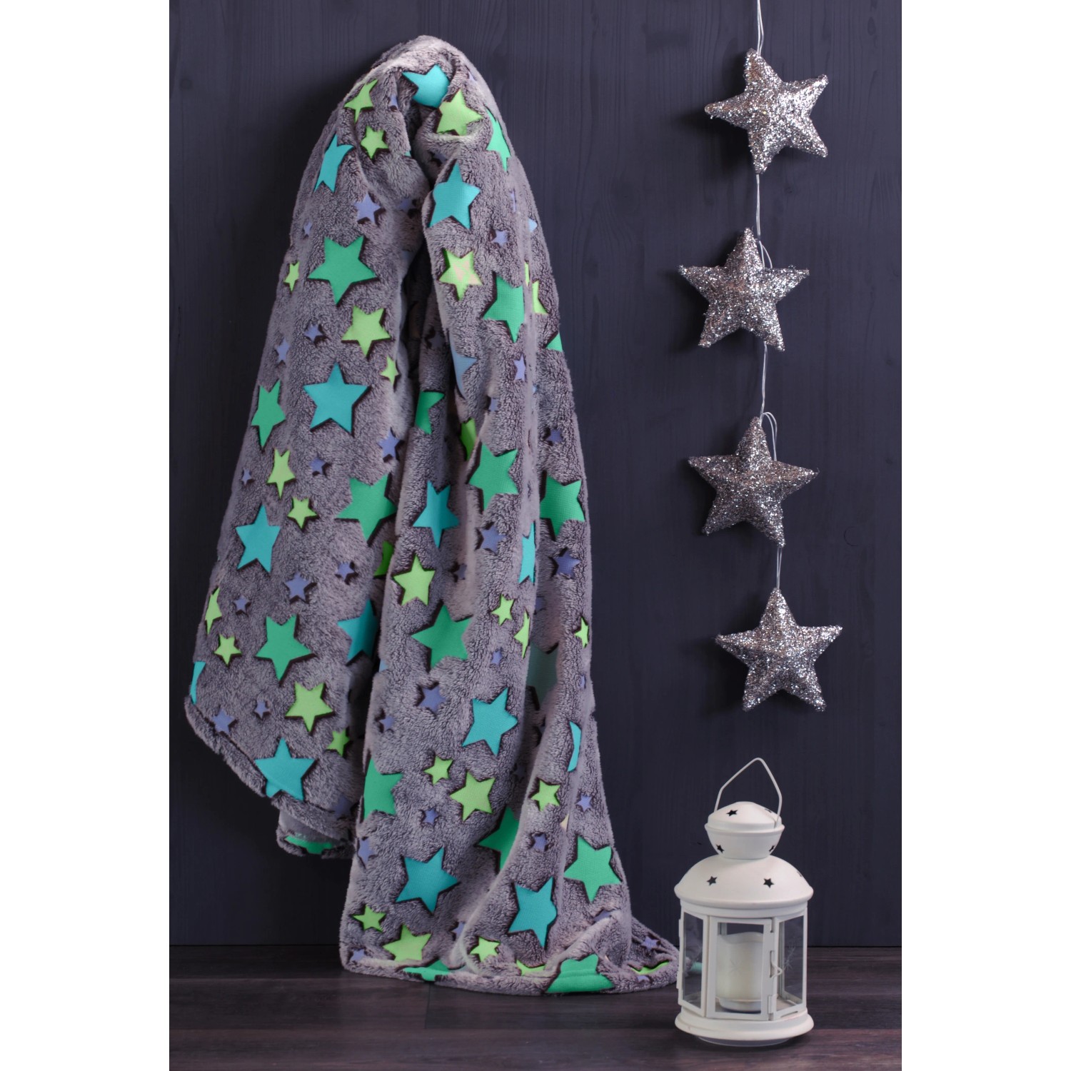 Coperta grigia con stelle luminose come elemento decorativo.