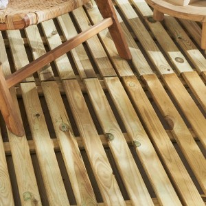 Piastrelle in legno per esterni, decking in legno chiaro, vista ravvicinata.