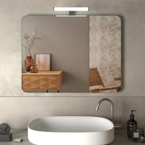 Specchio da parete rettangolare con angoli arrotondati e illuminazione integrata.