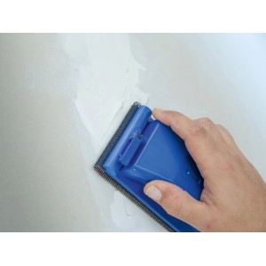 Mano che leviga una parete con LUX Gitterleinen Classic blu. Accessorio per levigatrici orbitali.