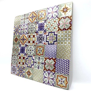 Piastrella a mosaico con motivi floreali e geometrici in viola, giallo e verde.