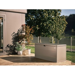 Biohort StyleBox 140 grigio quarzo metallizzato su terrazza in legno. Box universale da giardino impermeabile.