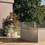 Biohort StyleBox 140 grigio quarzo metallizzato su terrazza in legno. Box universale da giardino impermeabile.
