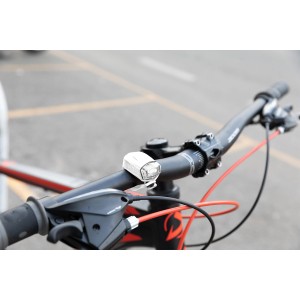 Luce per bicicletta fissata al manubrio. Accessori per bici per riparazione e ricambi.