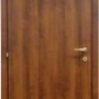 Porta interna marrone con maniglia color oro. Anta con venature del legno.