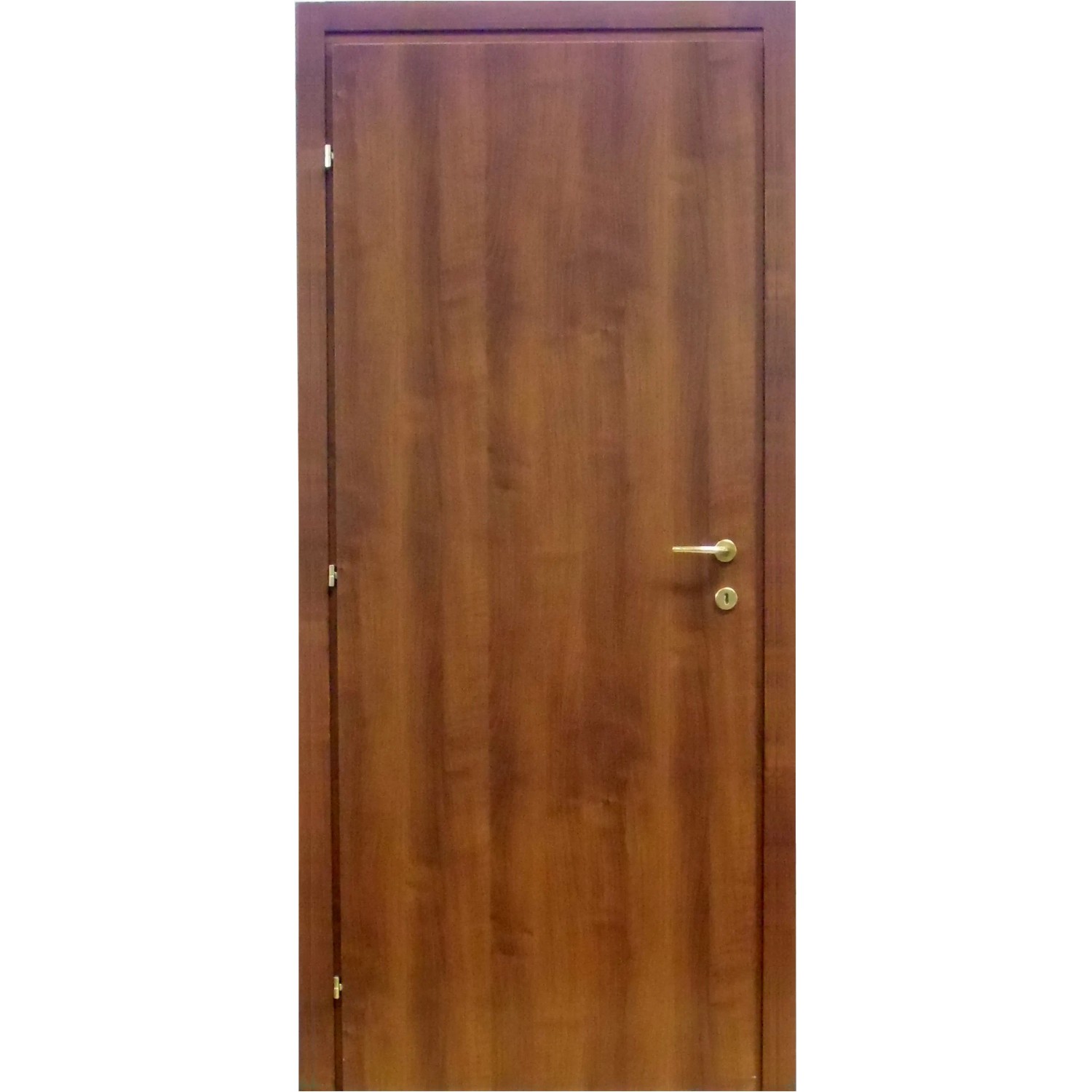 Porta interna marrone con maniglia color oro. Anta con venature del legno.
