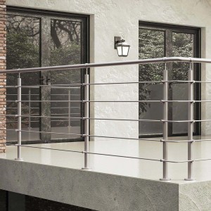 Ringhiera in acciaio inox di fronte a una facciata di casa. Accessori per scale e ringhiere.