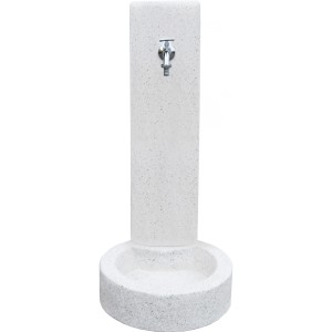 Fontana da giardino chiara con rubinetto per uso esterno.