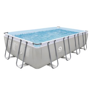 Piscina rettangolare t.b.t. con struttura in acciaio e rivestimento grigio, riempita d'acqua.
