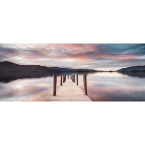 Quadri: Pontile di legno su lago calmo sotto cielo nuvoloso al crepuscolo.