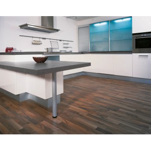 Pavimento laminato Comfort noce opaco naturale scuro installato in una cucina.