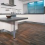 Pavimento laminato Comfort noce opaco naturale scuro installato in una cucina.