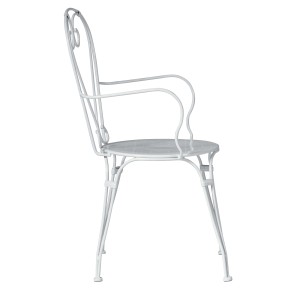 Sedia da giardino bianca in metallo con design delicato.
