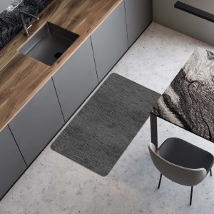 Tappeto da cucina t.b.t. grigio davanti a mobili da cucina grigi.