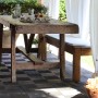 Terrazza con pavimentazione t.b.t. a scacchiera, tavolo e panca rustici.