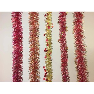 Ghirlande natalizie in lametta lucida di vari colori.