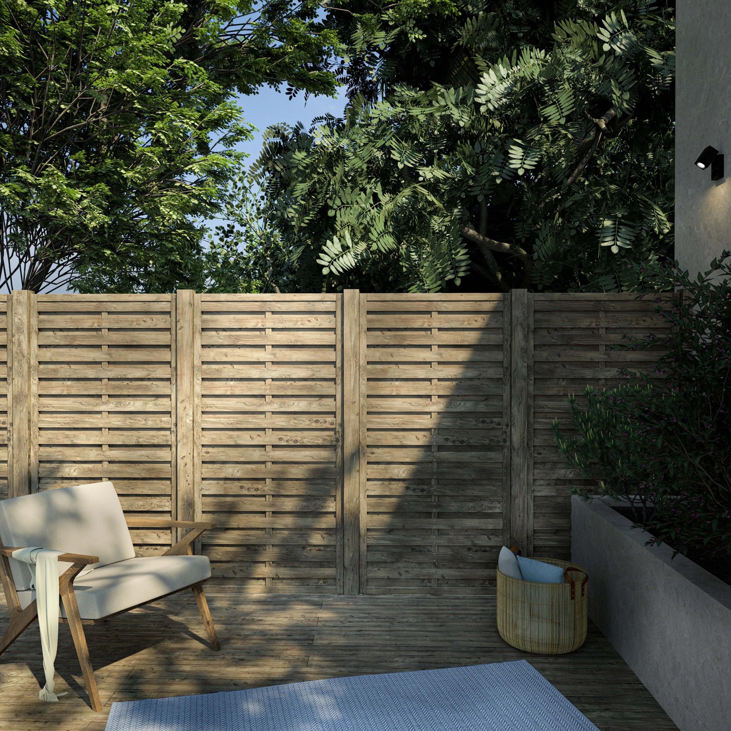 Recinzione da giardino in legno con area salotto e tappeto blu. Privacy per il patio.