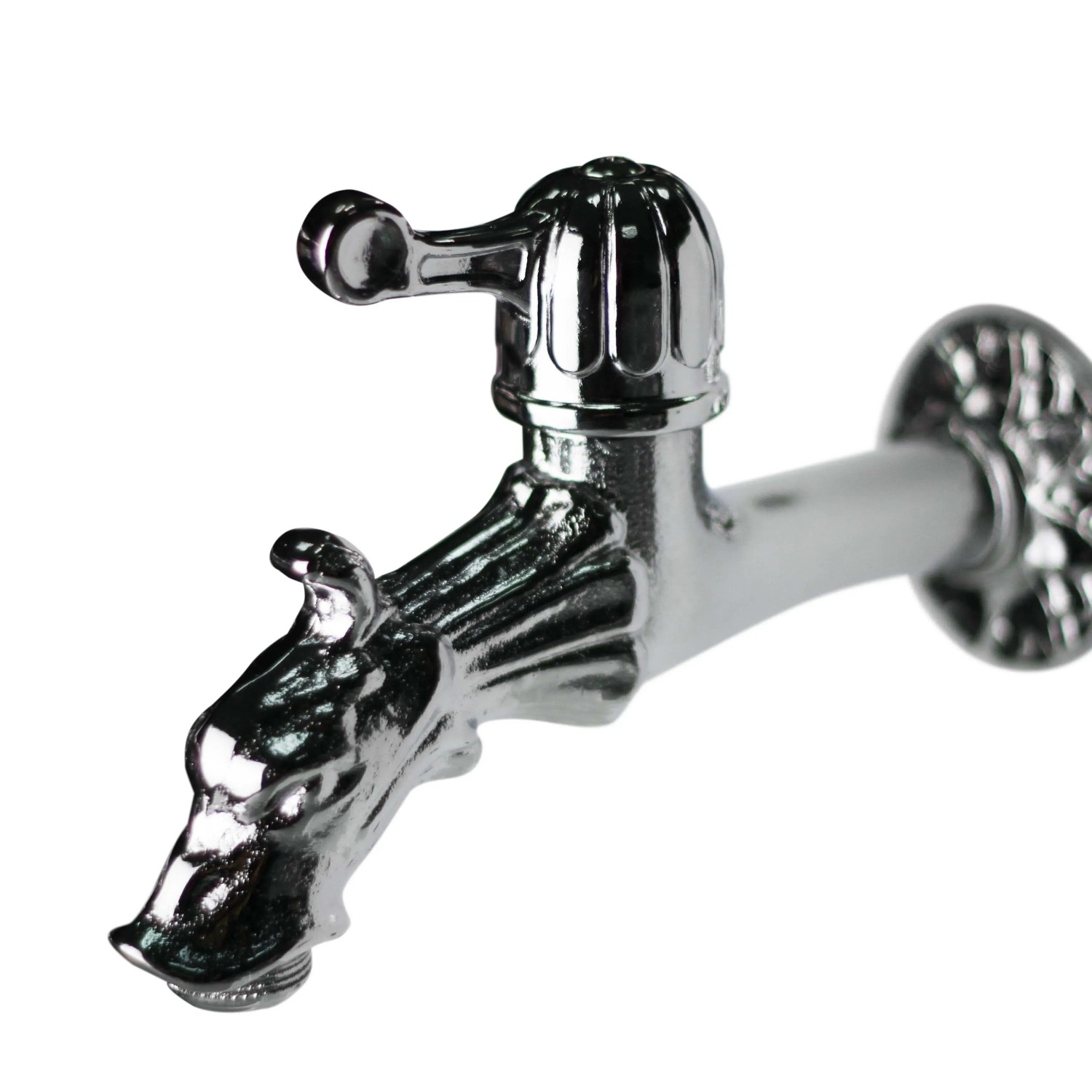 Primo piano di una fontana da giardino color argento con design a forma di drago.