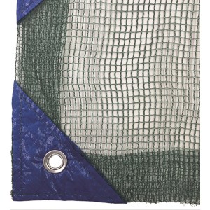 Dettaglio di un telo di rete protettiva verde con rinforzo angolare blu e occhiello.