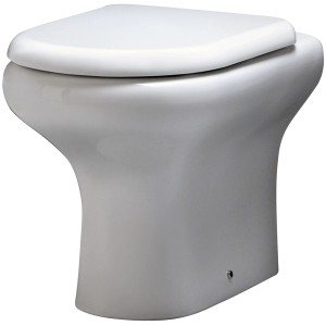 WC sospeso bianco (t.b.t.) con brida chiusa e sedile squadrato.