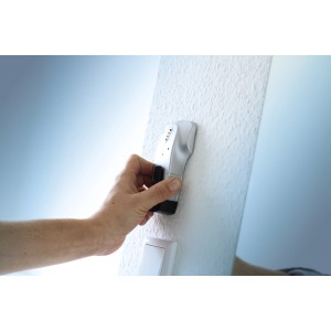 Cercametalli e cavi LUX in uso su una parete, per localizzare i cavi.